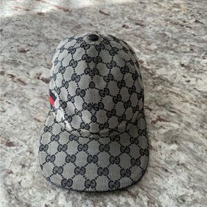 100% Authentic Gucci Hat. Used Size Small